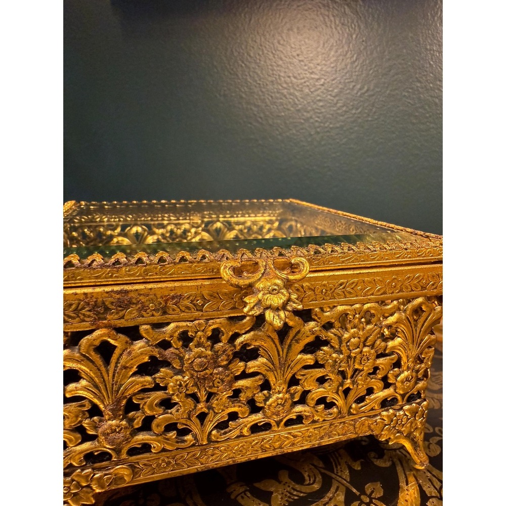 Vintage Gold Filigree Jewelry Casket with Glass Lid & Velvet Interior - Picture 11 of 17